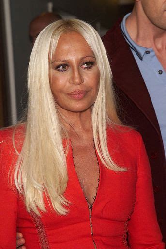 L'évolution de Donatella Versace au fil des années.